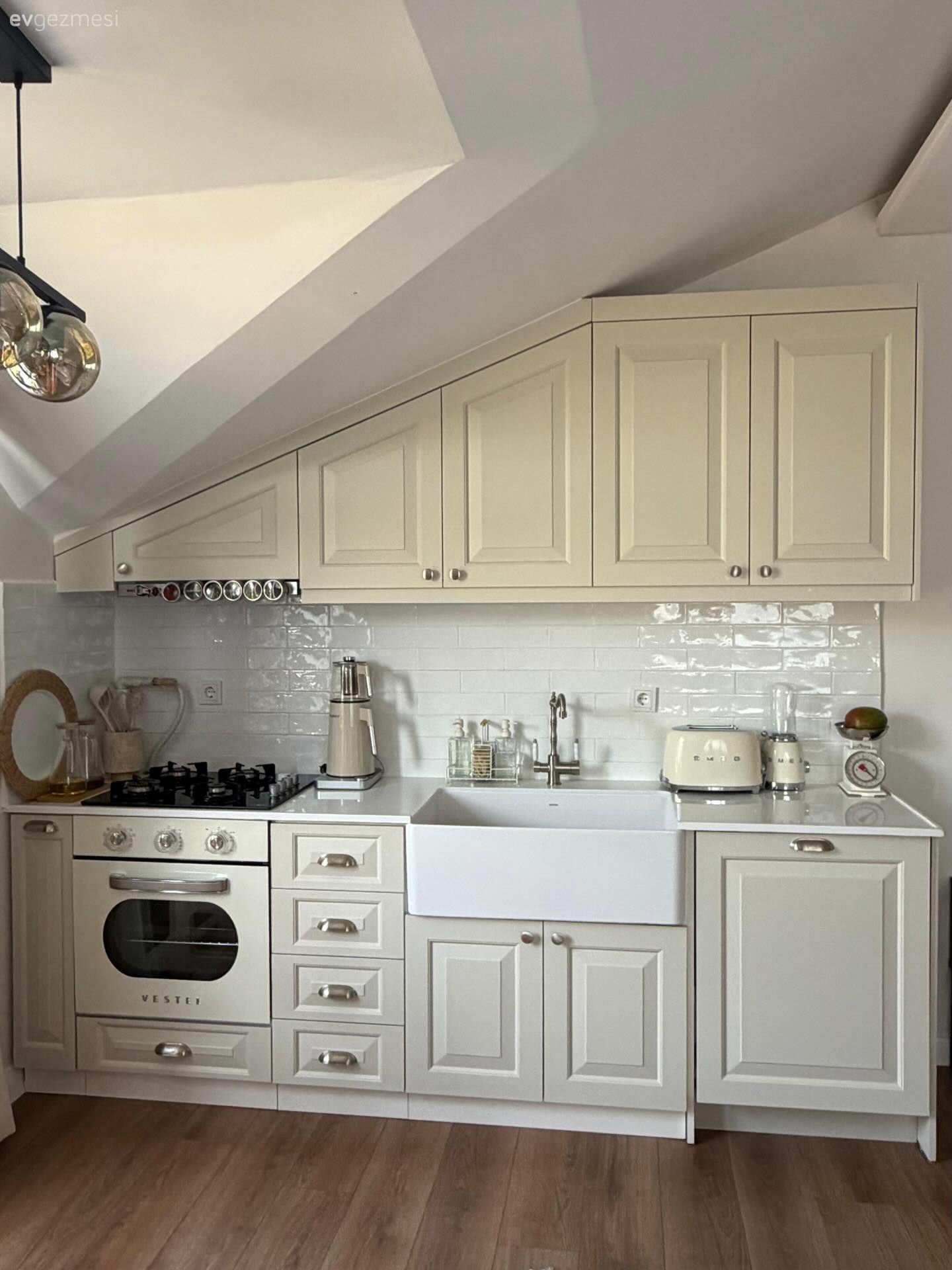 Mutfak, Küçük mutfak dekorasyonu, Krem, Bej, Shaker kapaklı dolaplar, Eviye , Mutfak bataryası, Mutfak tezgahı, Mutfak tezgah arası, Ankastre, Mutfak aksesuarları