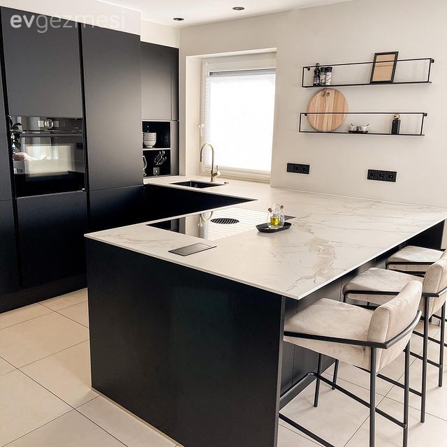 Modern mutfak, Mutfak, Beyaz, Siyah, Krem, Ankastre, Spot aydınlatma, Aydınlatma, Sandalye, Ada mutfak, Mutfak rafı, Mutfak tezgahı, Mutfak tezgah arası, Tezgah arası seramik, Bar masa & sandalyeleri