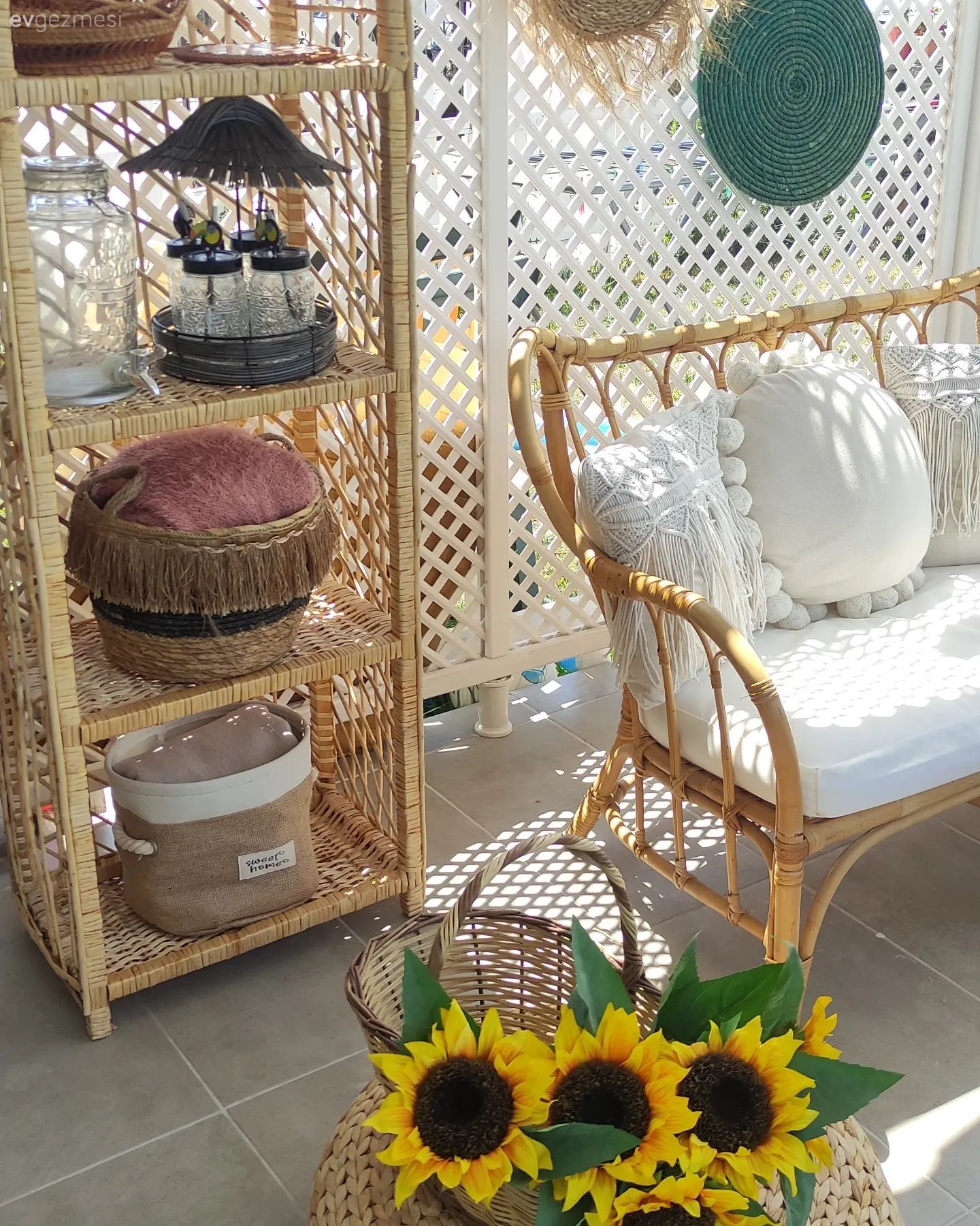 Beyaz, Hasır Bir de Canlı Tonlar: Tekirdağ'dan Capcanlı Bir Veranda!