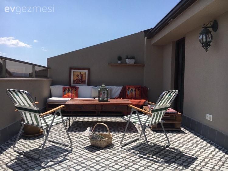 Teras, Palet, Sandalye, Balkon masası, Sedir, Tablo, Duvar dekorasyonu, Kırlent, Ev tekstili, Balkon zemini, Turuncu, Beyaz, Yeşil, Balkon duvar dekorasyonu, Aplik, Aydınlatma