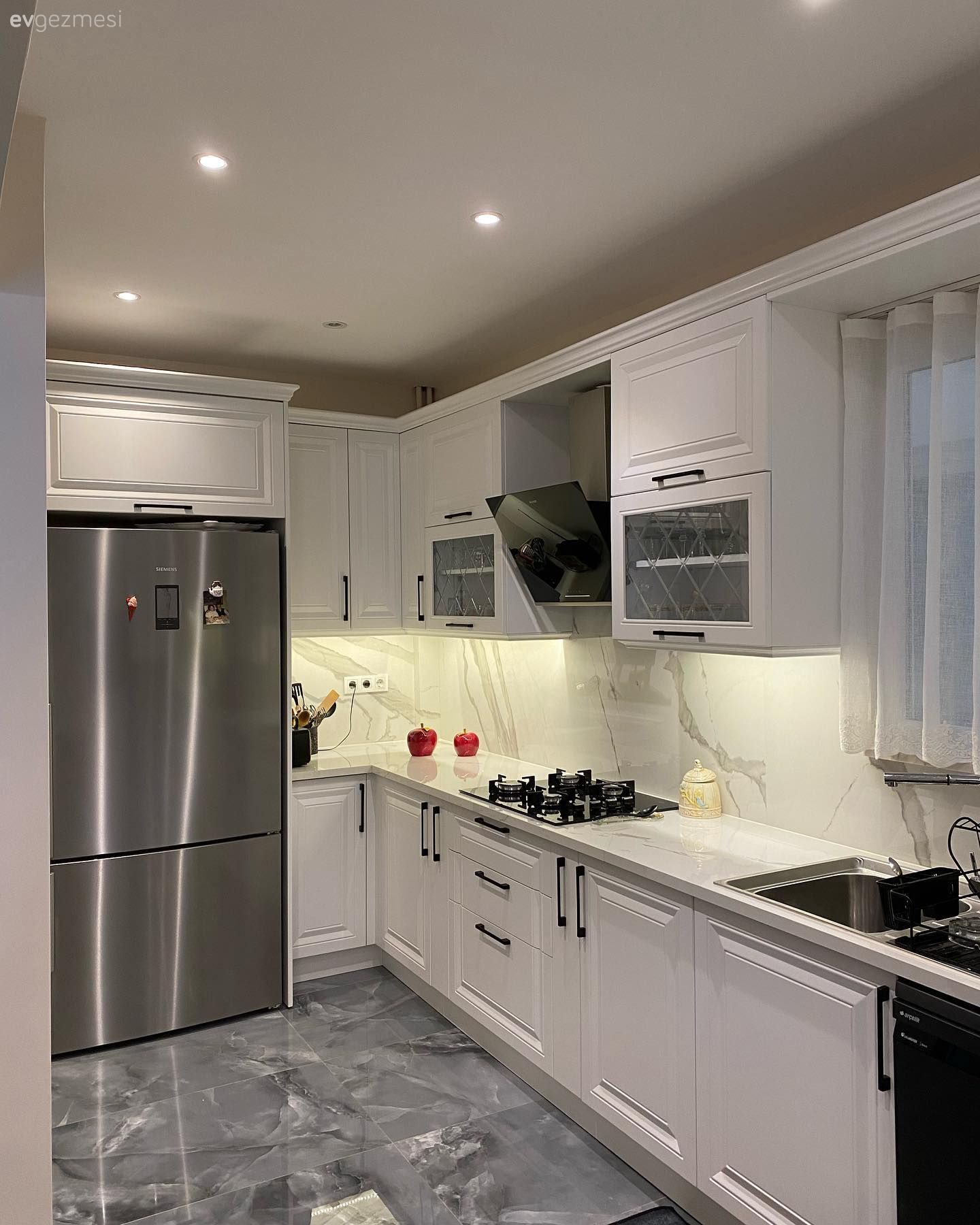 Mutfak, Beyaz, Country mutfak, Siyah, Shaker kapaklı dolaplar, Mutfak tezgahı, Mutfak tezgah arası, Mutfak perdesi, Mutfak zemin seramikleri