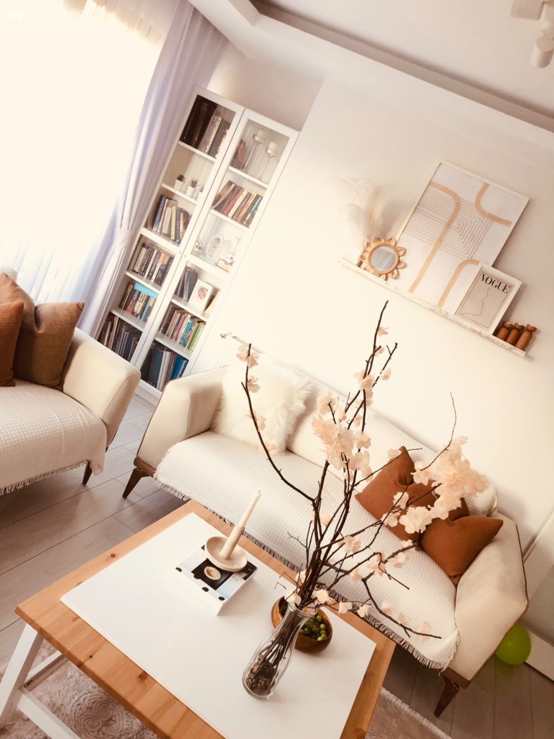 Salon, Modern, Bohem Dekorasyon, Vizon, Kahverengi, Koltuk takımı, Kitaplık, Ahşap Mobilya, Duvar rafı, Duvar dekorasyonu, Kırlent, Ev tekstili, Tül perde, Perde, Çerçeve, Çiçekler