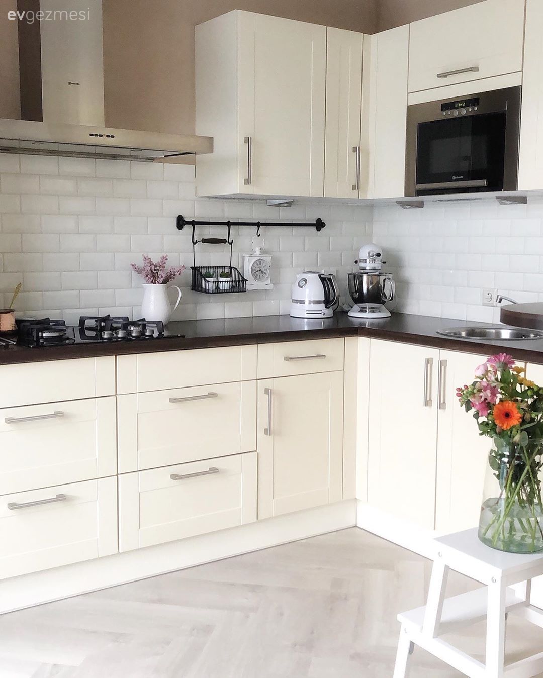 Mutfak, Beyaz, Krem, Siyah, L-tipi mutfak, Mutfak tezgahı, Mutfak tezgah arası, Metro seramik, Seramik, Ankastre, Çiçekler, Davlumbaz, Mutfak aksesuarları, Parke