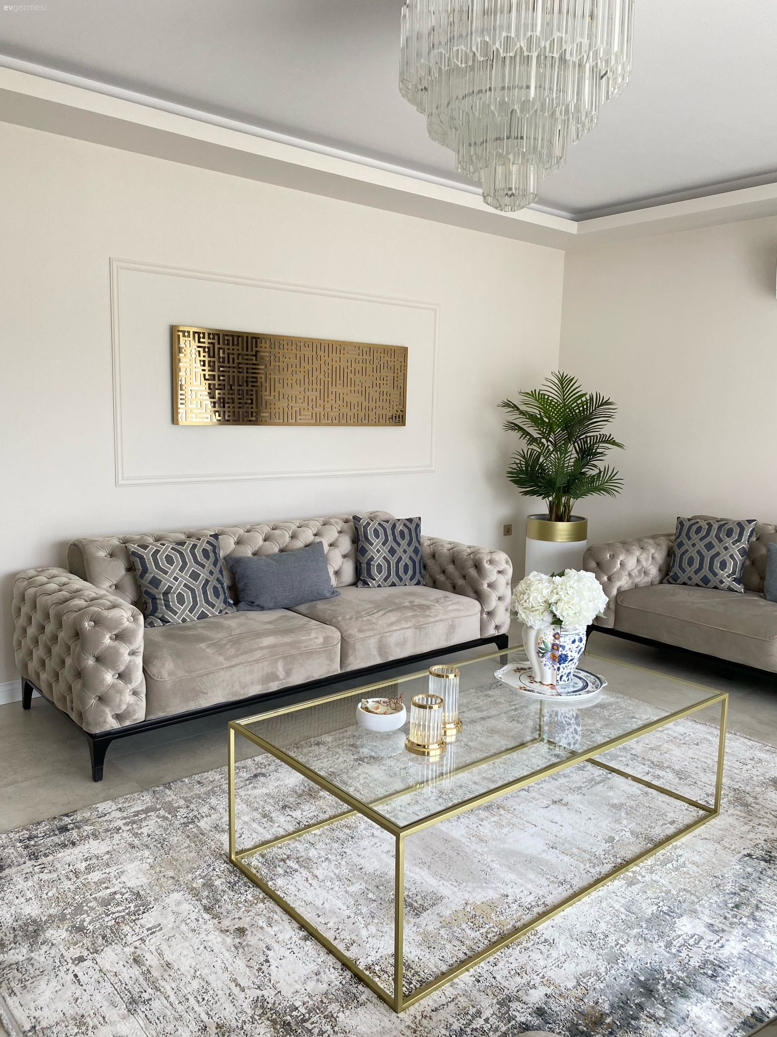 Salon, Modern, Gri, Beyaz, Altın, Modern chesterfield, Halı, Salon halısı, Duvar dekorasyonu, Kırlent, Ev tekstili, Saksı, Ev bitkisi, Vazo, Ev Aksesuar, Avize, Aydınlatma, Koltuk takımı