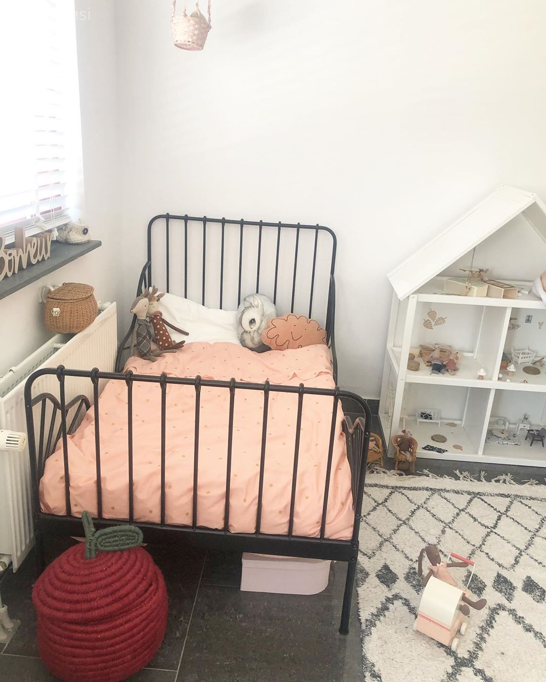 Çocuk Odası, Siyah, Siyah- Beyaz, Çocuk odası halısı, Geometrik desen, Desenler, Açık raf, Duvar rafı, Duvar dekorasyonu, Turuncu