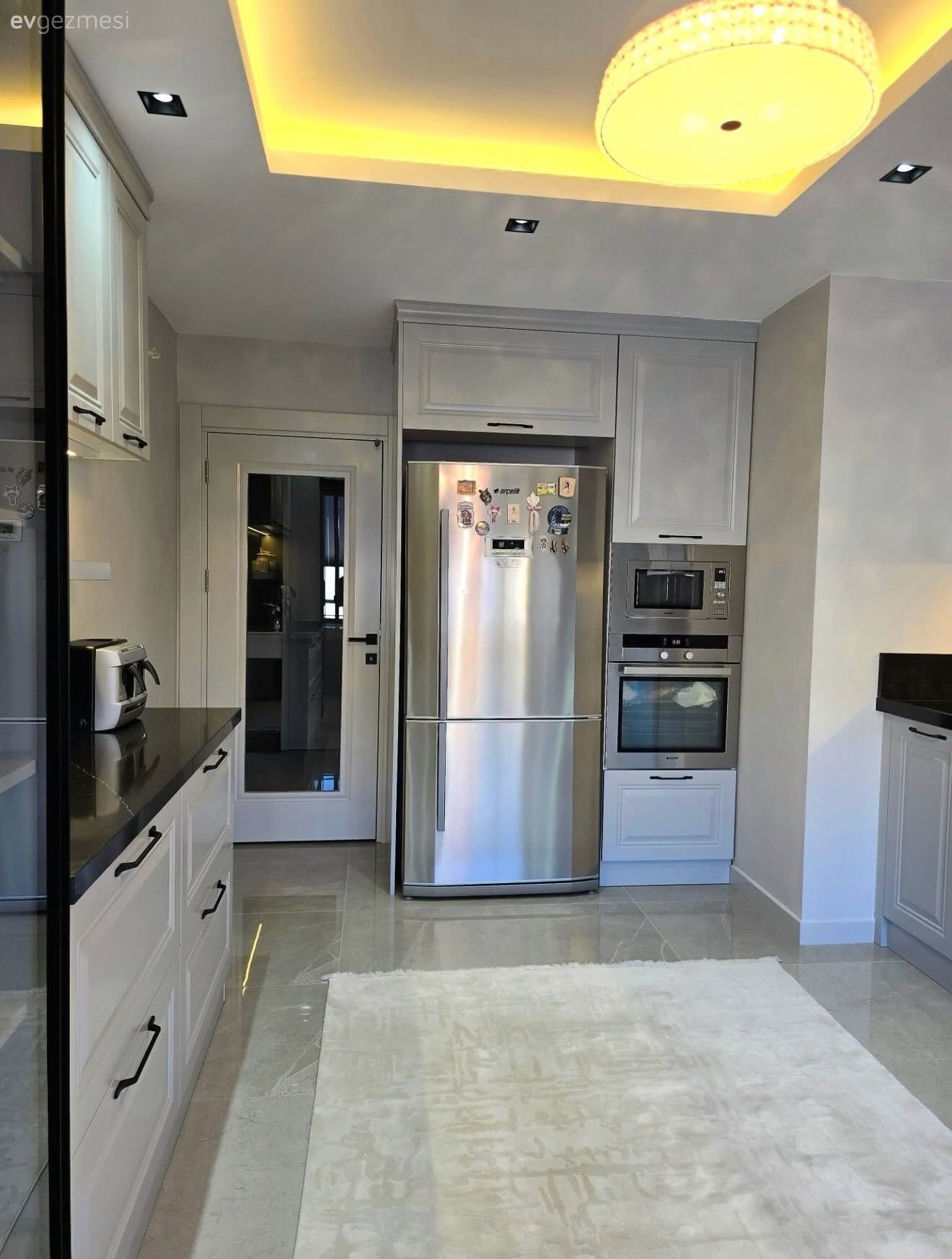 Mutfak, Beyaz, Siyah, Koridor tipi mutfak, Mutfak aksesuarları, Mutfak halısı, Led aydınlatma, Aydınlatma, Spot aydınlatma, Ankastre, Mutfak zemin seramikleri