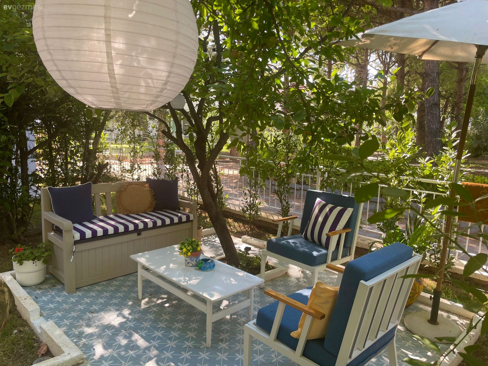 İçi 80 M2 Olan Bu Dikili Yazlığının Bahçesi Ayrı Bir Ev Kadar!