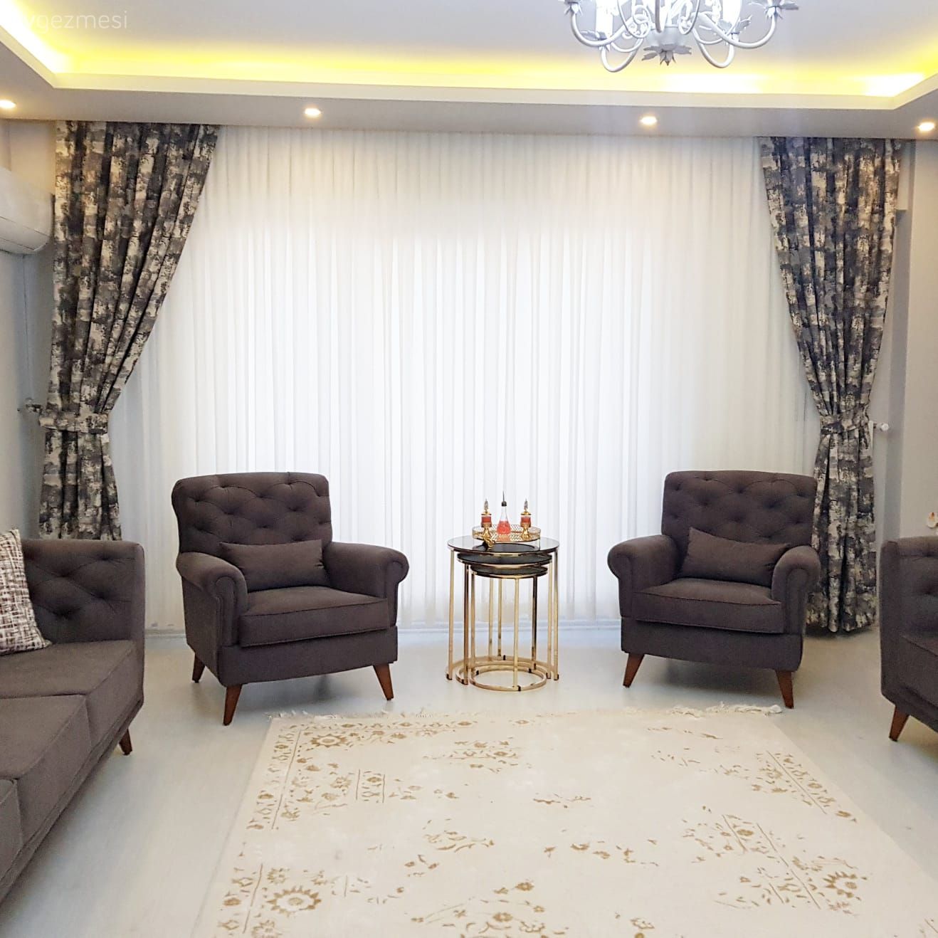 Salon, Modern, Antrasit  , Krem, Koltuk takımı, Berjer, Fon perde, Perde, Tül perde, Spot aydınlatma, Aydınlatma, Halı, Salon halısı, Sehpa