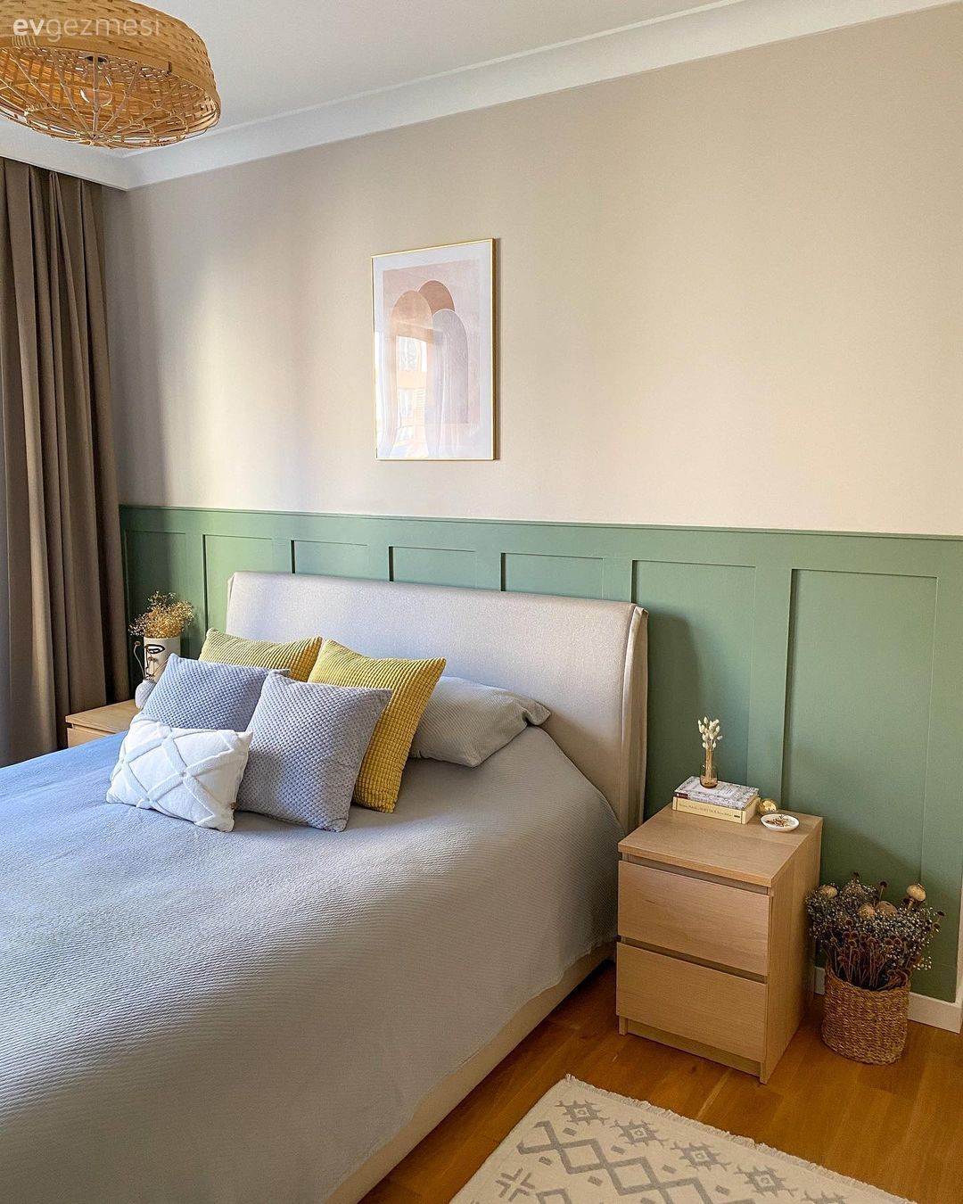 Yatak Odası, Beyaz, Krem, Yatak odası duvar dekorasyonu, Hasır avize, Komodin, Fon perde, Perde