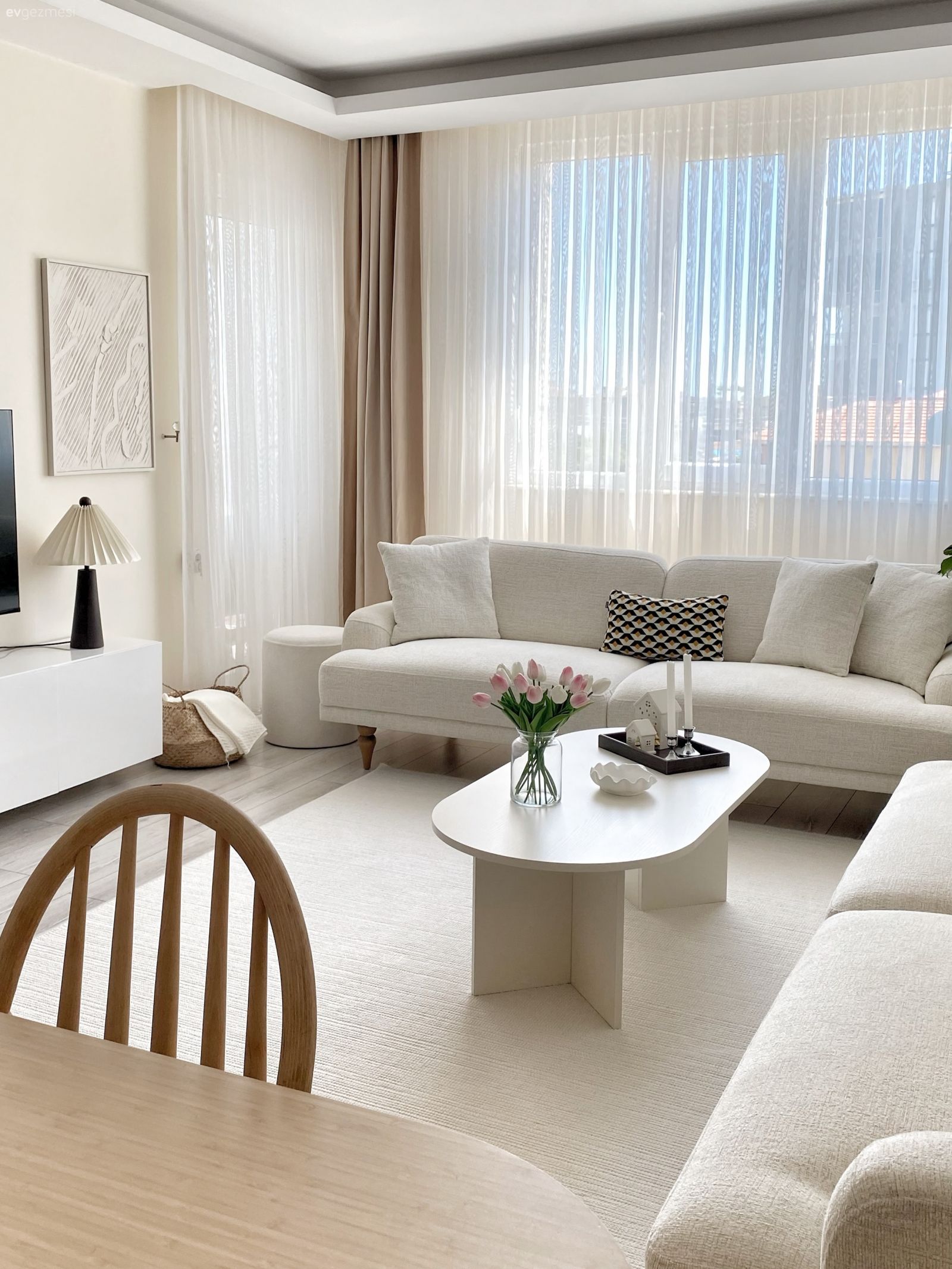 Salon, Modern, Beyaz, Koltuk takımı, Bej, Tül perde, Perde, Orta sehpa, Sehpa, Fon perde, Halı, Salon halısı, Ev bitkisi, Kırlent, Ev tekstili, Tablo, Duvar dekorasyonu, Tv ünitesi, Dekoratif Objeler, Ahşap Mobilya