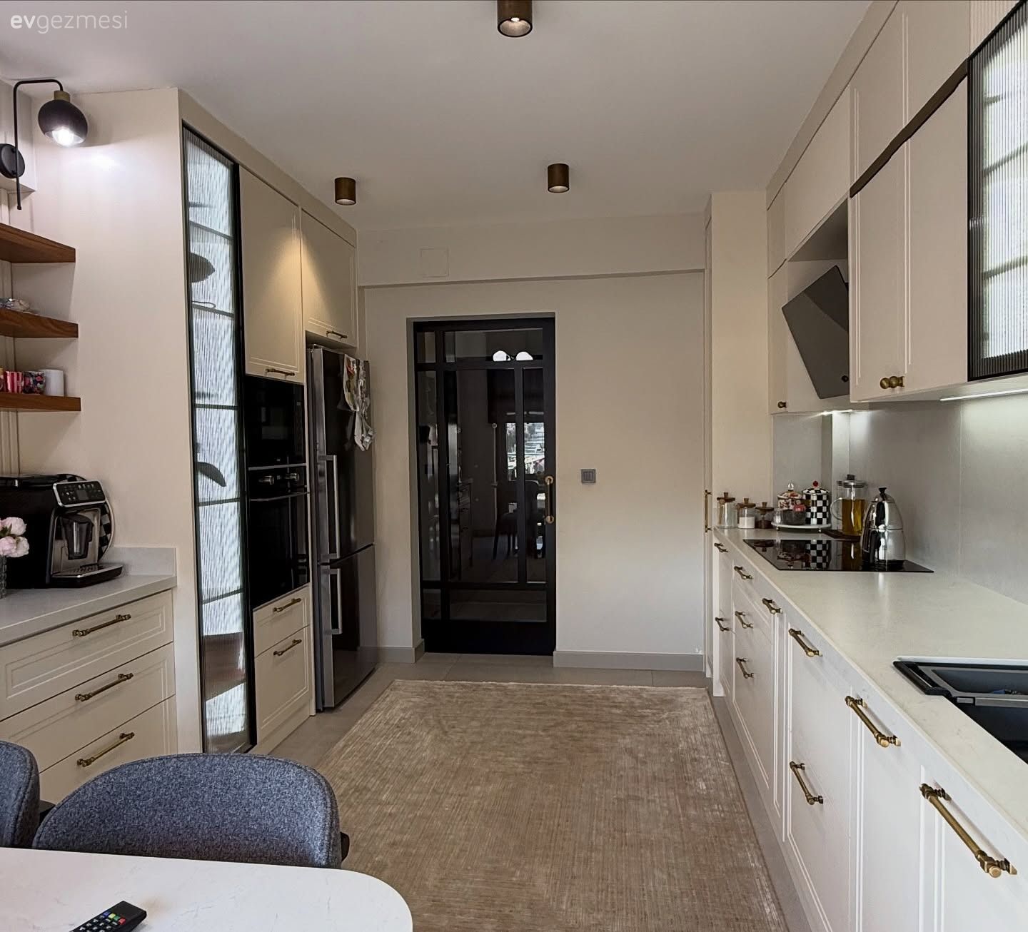 Mutfak, Koridor tipi mutfak, Modern mutfak, Beyaz, Bej, Siyah, Mutfak halısı, Mutfak tezgahı, Mutfak tezgah arası, Cam kapaklı dolap, Mutfak aksesuarları