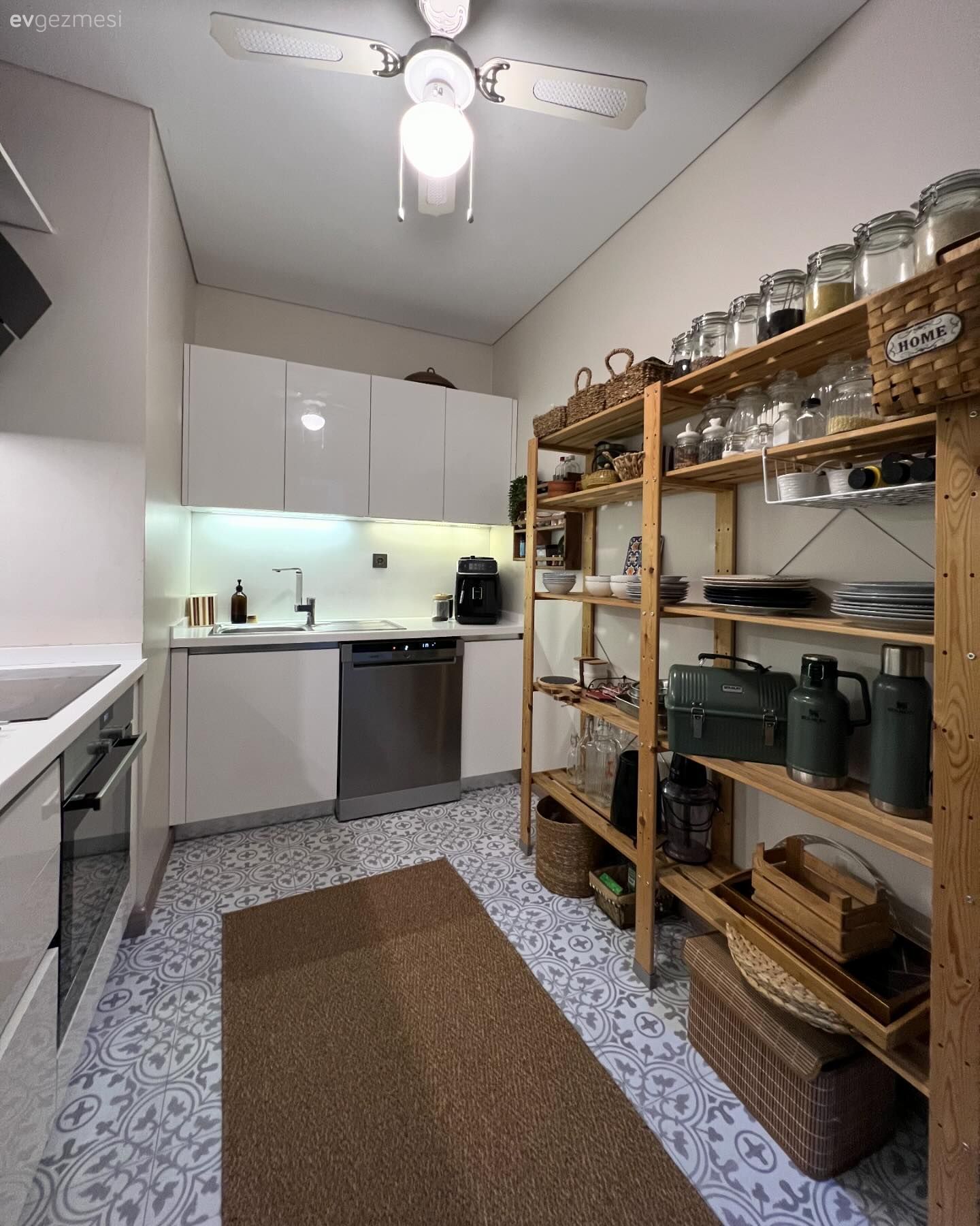 Bu İstanbul Evinde Modern ve Rustik Tarz İç İçe!