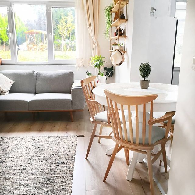 Salon, İskandinav, Bohem Dekorasyon, Gri koltuk, Halı, Beyaz, Krem, Gri, Fon perde, Perde, Tül perde, Sandalye, Yemek masası, Ev bitkisi, Dekoratif Objeler