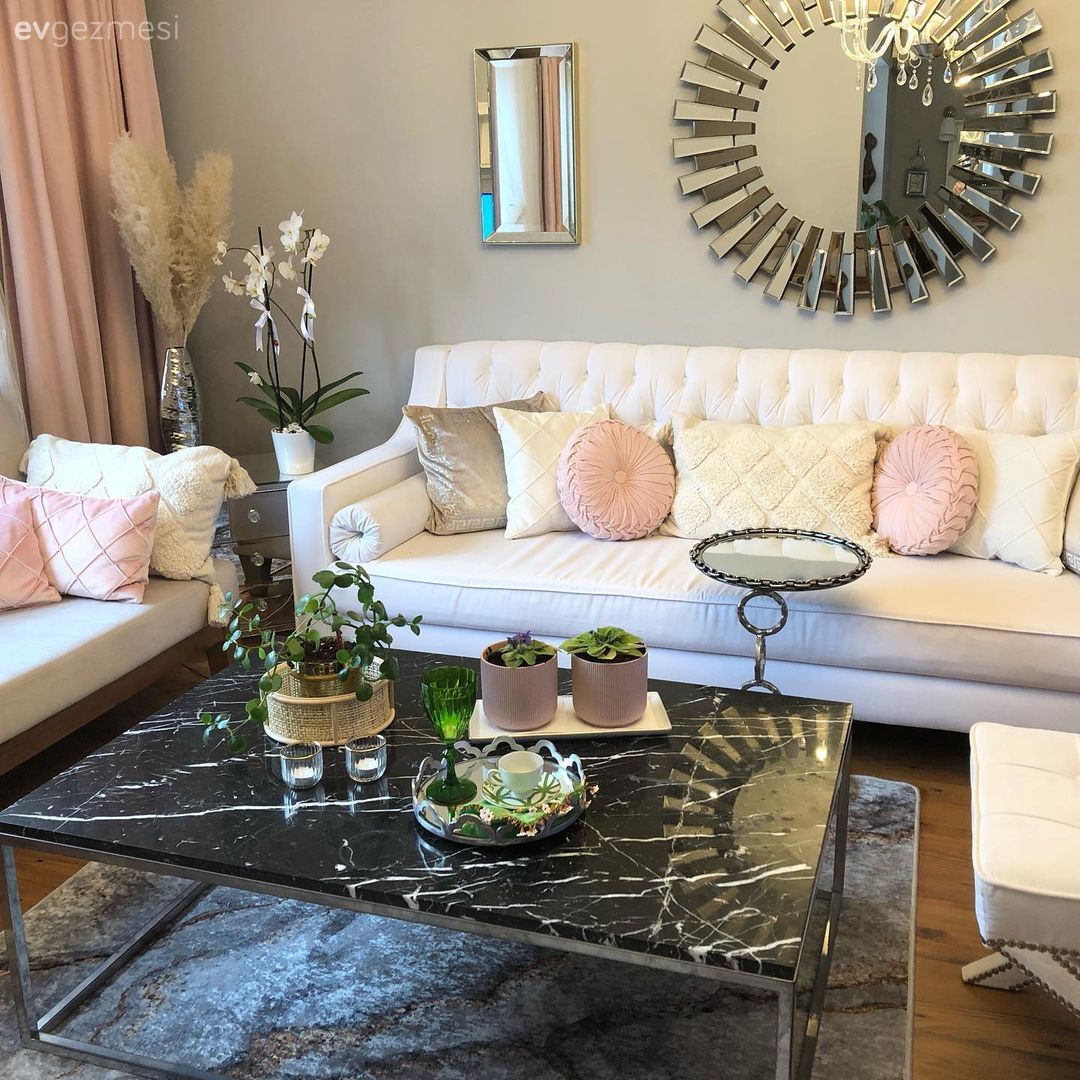 Salon, Art deko, Beyaz, Pudra pembe, Siyah, Koltuk takımı, Ayna, Orta sehpa, Sehpa, Dekoratif Objeler, Gri duvar, Yan sehpa, Avize, Aydınlatma, Kırlent, Ev tekstili