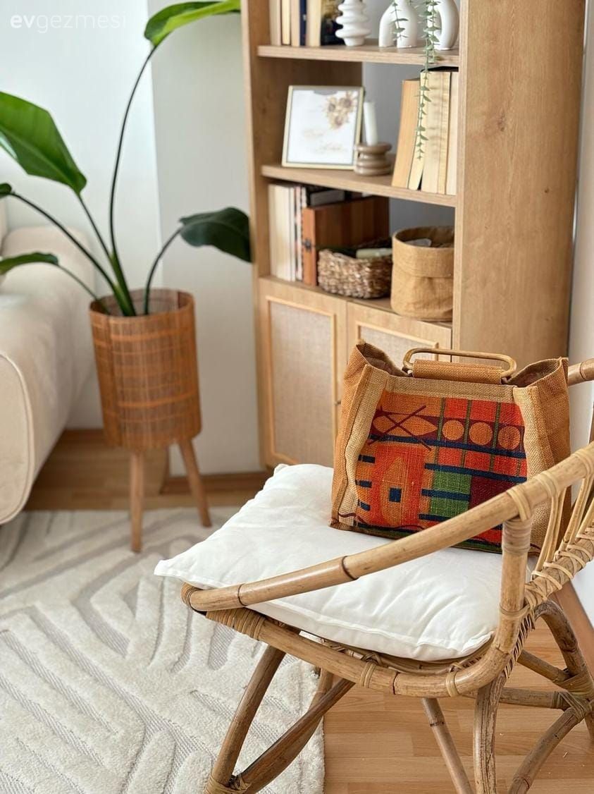 Salon, Bohem Dekorasyon, İskandinav, Köşe koltuk, Koltuk takımı, Krem, Bej, Ahşap Mobilya, Halı, Salon halısı, Kırlent, Ev tekstili, Duvar dekorasyonu, Orta sehpa, Sehpa, Dekoratif Objeler, Sandalye, Yemek masası, Ev bitkisi, Fon perde, Perde, Tül perde