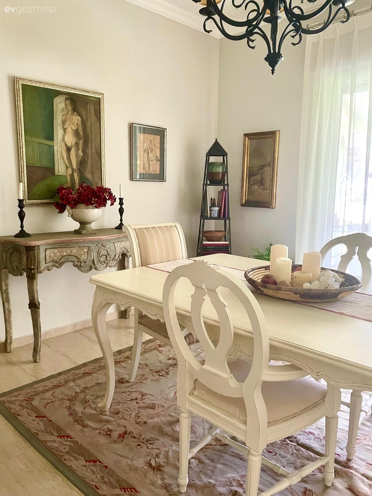 Yemek Odası, Beyaz, Krem, Bej, Country, Tablo, Duvar dekorasyonu, Çerçeve, Ev bitkisi, Konsol, Konsol üzeri dekoratif objeleri, Sandalye, Yemek masası, Avize, Aydınlatma, Yemek odası avizesi, Halı, Salon halısı, Vazo, Ev Aksesuar