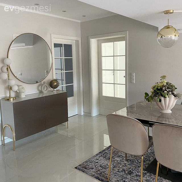 Vizon, Krem, Bej, Konsol, Konsol üzeri dekoratif objeleri, Yuvarlak ayna, Dekoratif ayna, Sandalye, Yemek masası, Halı, Avize, Aydınlatma, Salon avizesi, Dekoratif Objeler