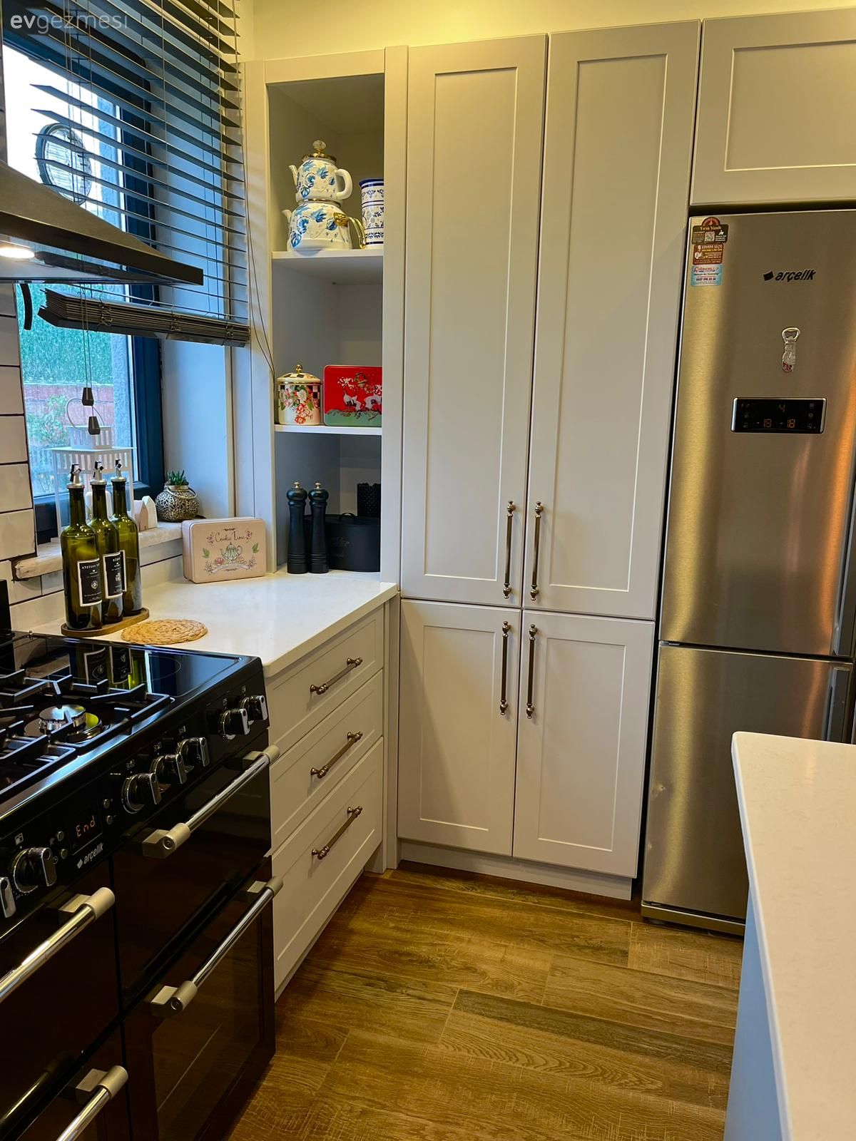 Ekstra mutfak dolabı, Mutfak, Beyaz, Siyah, Shaker kapaklı dolaplar, Jaluzi, Davlumbaz, Laminant parke, Parke, Ada mutfak