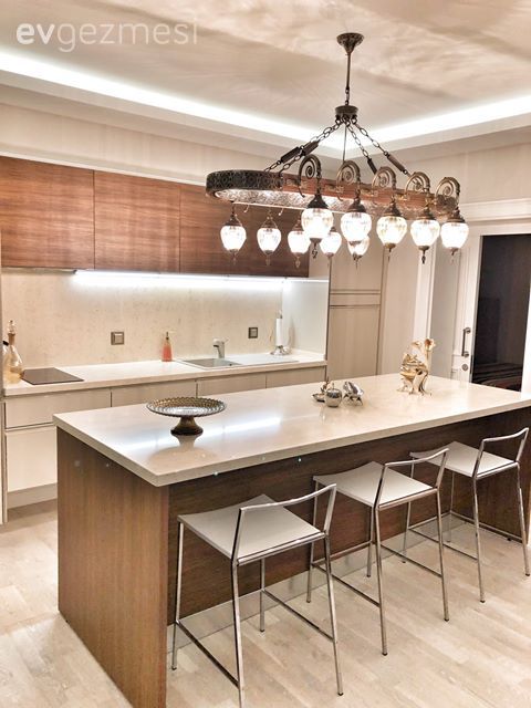 Amerikan Mutfak, Mutfak, Beyaz ve ahşap mutfak, Mutfak tezgahı, Mutfak tezgah arası, Ada mutfak, Avize, Aydınlatma, Mutfak Avize Modelleri, Sandalye, Tavan dekorasyon, Kahverengi, Dekoratif Objeler