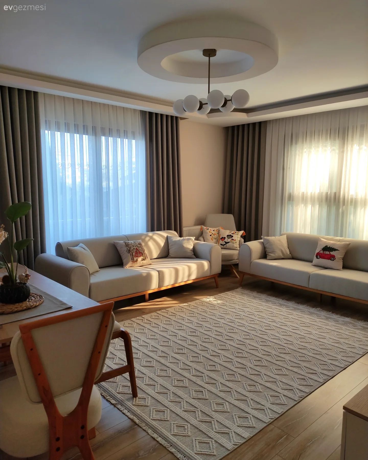 Ev Gezmesi: Modern ve İskandinav Ruhuyla Kuşanmış Bir Salon!