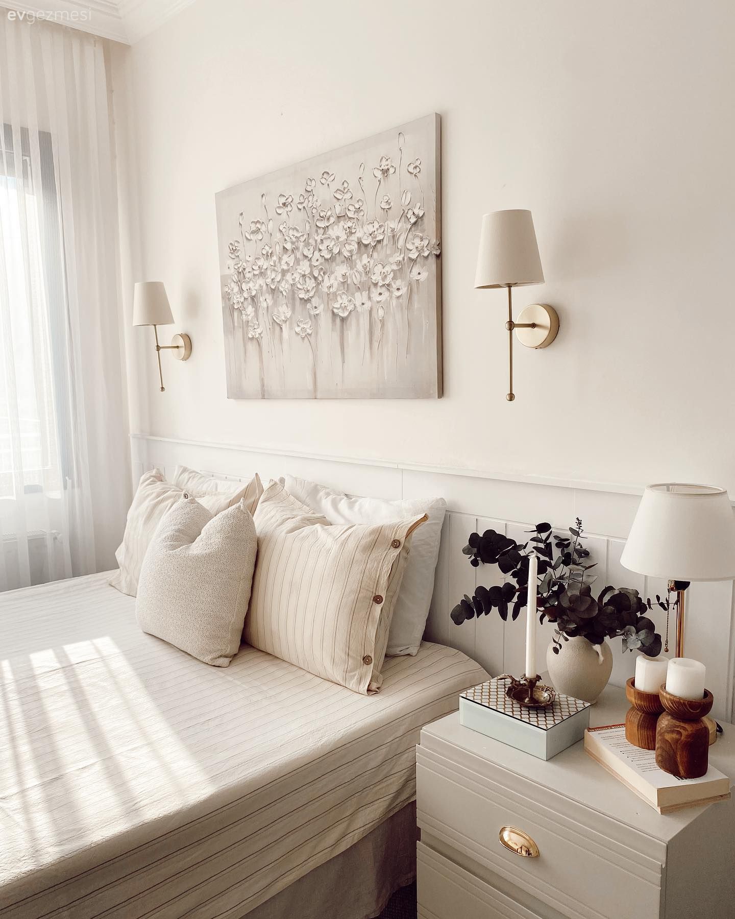 Yatak Odası, Beyaz, Krem, Yatak başlığı, Komodin, Aplik, Aydınlatma, Yatak örtüsü, Tül perde, Perde, Kırlent, Ev tekstili