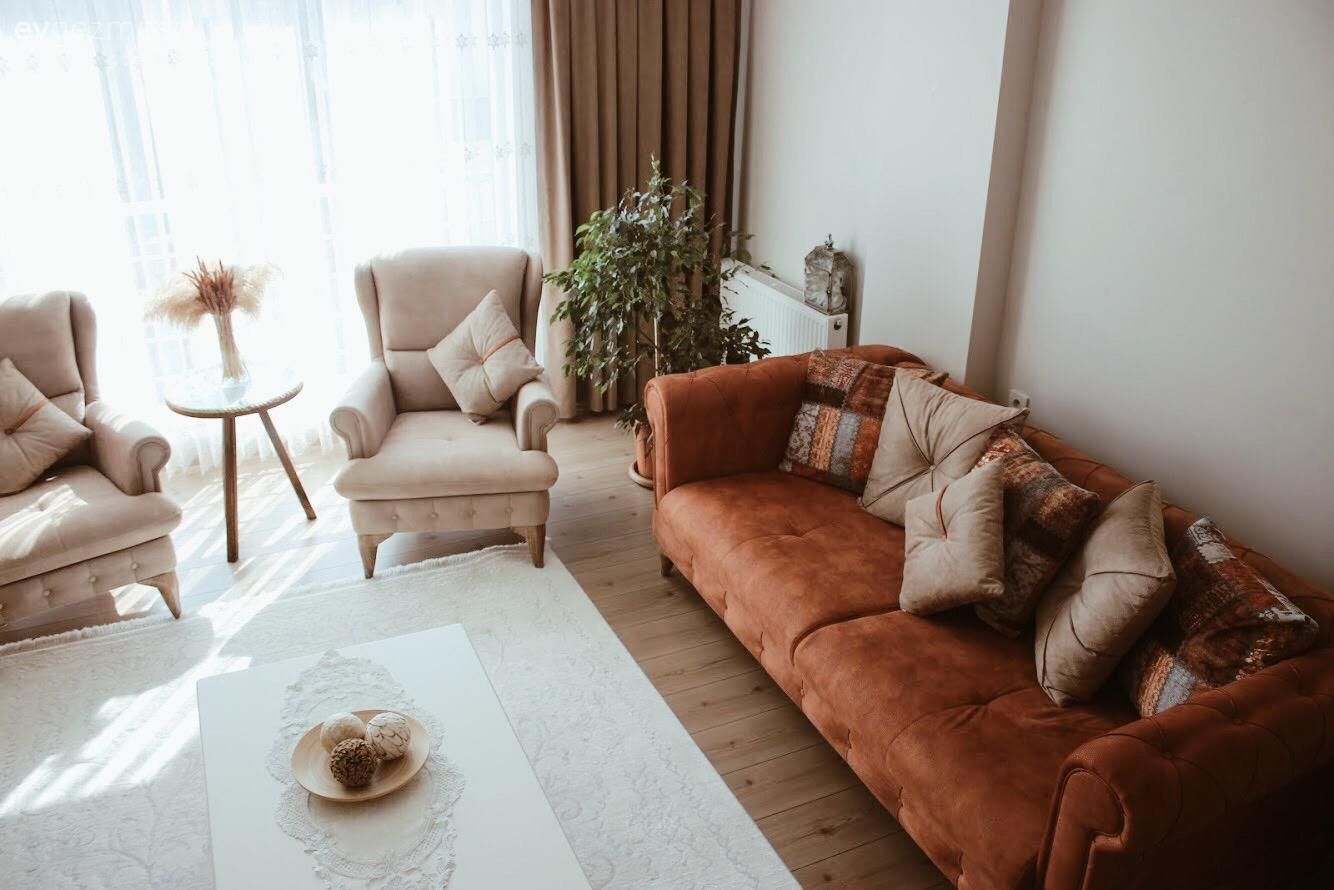 Salon, Bohem Dekorasyon, Bej, Turuncu, Krem, Koltuk takımı, Modern chesterfield, Orta sehpa, Sehpa, Halı, Salon halısı, Kırlent, Ev tekstili, Ev bitkisi, Fon perde, Perde, Tül perde, Beyaz, Yan sehpa, Ayna