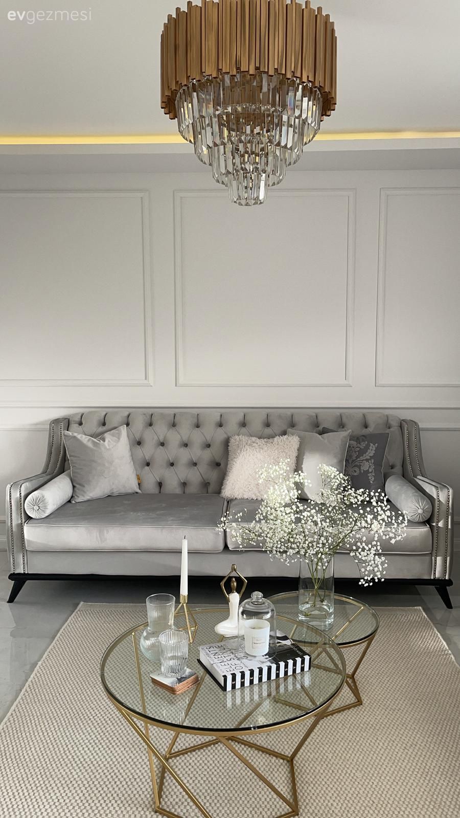 Salon, Gri, Duvar çıtalama, Beyaz, Kırlent, Ev tekstili, Koltuk takımı, Halı, Salon halısı, Orta sehpa, Sehpa, Cam orta sehpa, Altın, Dekoratif Objeler
