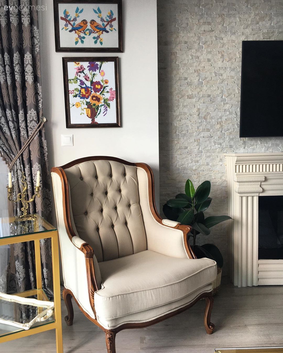 Krem, Beyaz, Berjer, Tablo, Duvar dekorasyonu, Yan sehpa, Sehpa, Fon perde, Perde, Ev bitkisi, Şömine