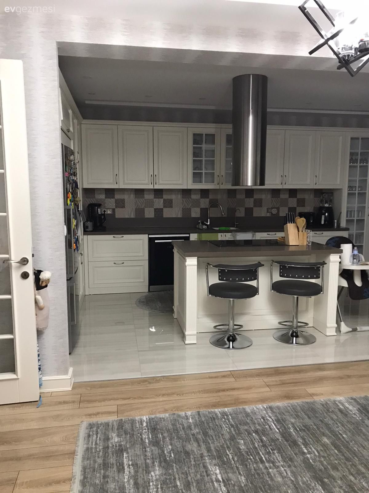 Amerikan Mutfak, Mutfak, Beyaz, Siyah, Mutfak tezgahı, Mutfak tezgah arası, Tezgah arası seramik, Ada mutfak, Sandalye, Mutfak zemin seramikleri, Davlumbaz