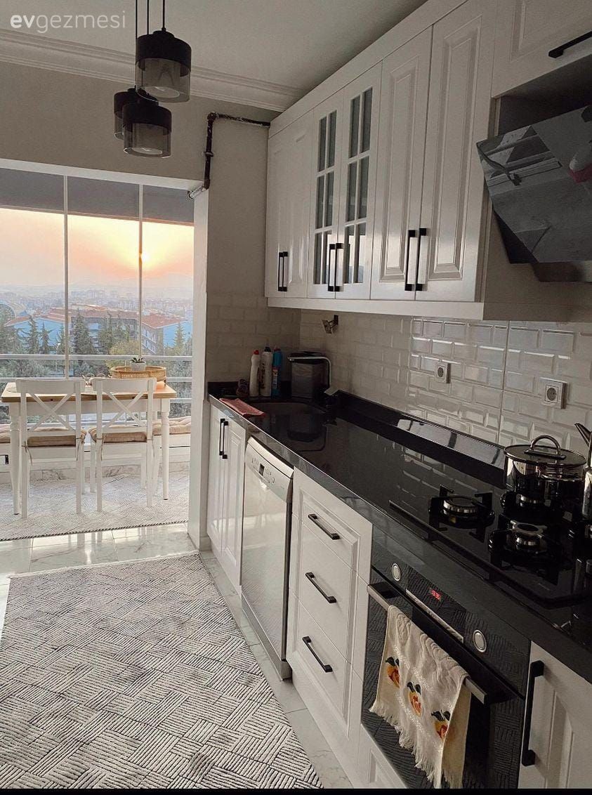 Öncesi&Sonrası: Balkonla Birleşen Bu Mutfak Olduğundan Daha Ferah!