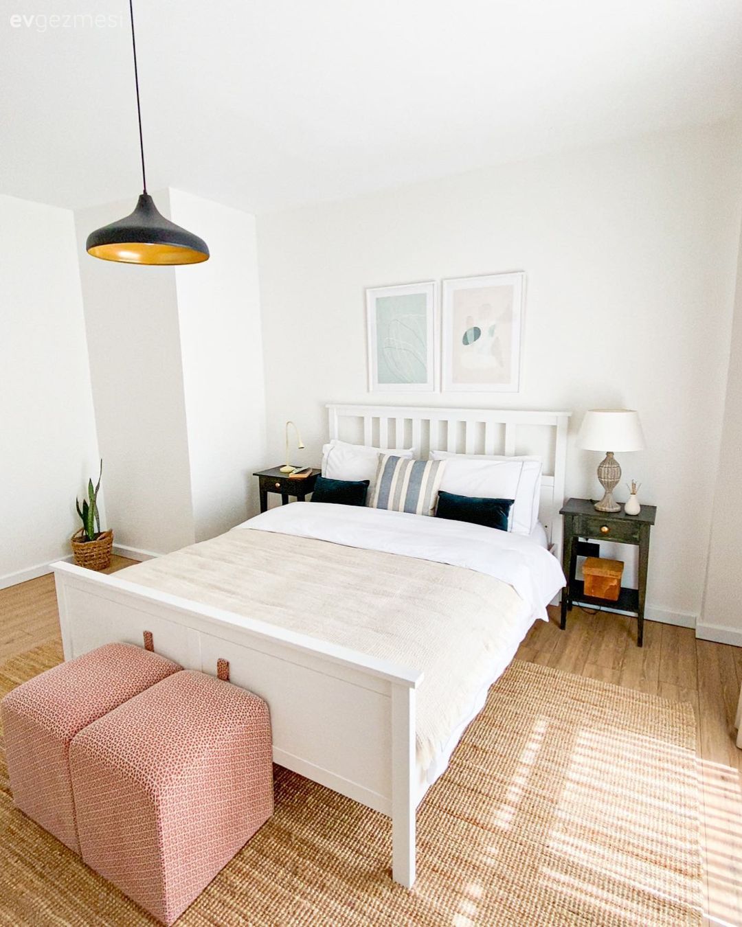 Yatak Odası, Beyaz, İskandinav, Yatak başlığı, Pudra pembe, Siyah, Komodin, Abajur, Aydınlatma, Jüt halı, Halı, Ev bitkisi, Çerçeve, Sarkıt
