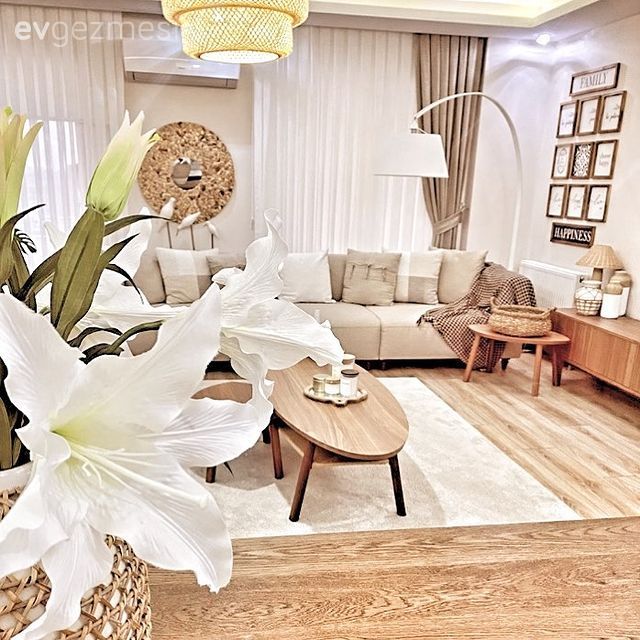 Salon, Bohem Dekorasyon, Bej, Krem, Hasır, Koltuk takımı, Hasır sandalye, Ahşap Mobilya, Orta sehpa, Sehpa, Halı, Salon halısı, Çerçeve, Duvar panosu, Duvar dekorasyonu, Fon perde, Perde, Tül perde, Çiçekler, Yan sehpa, Lambader, Aydınlatma, Parke