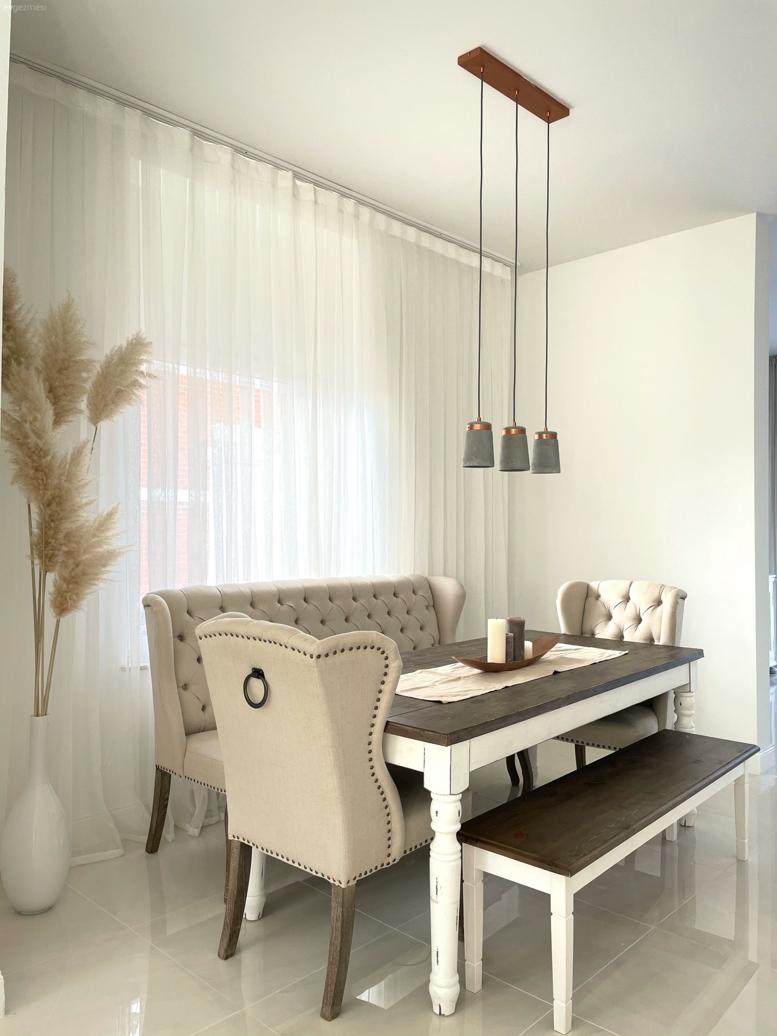 Yemek Odası, Beyaz, Kahverengi, Vizon, Bej, Tül perde, Perde, Vazo, Ev Aksesuar, Pampas otu, Kapitone sandalye, Yemek masası