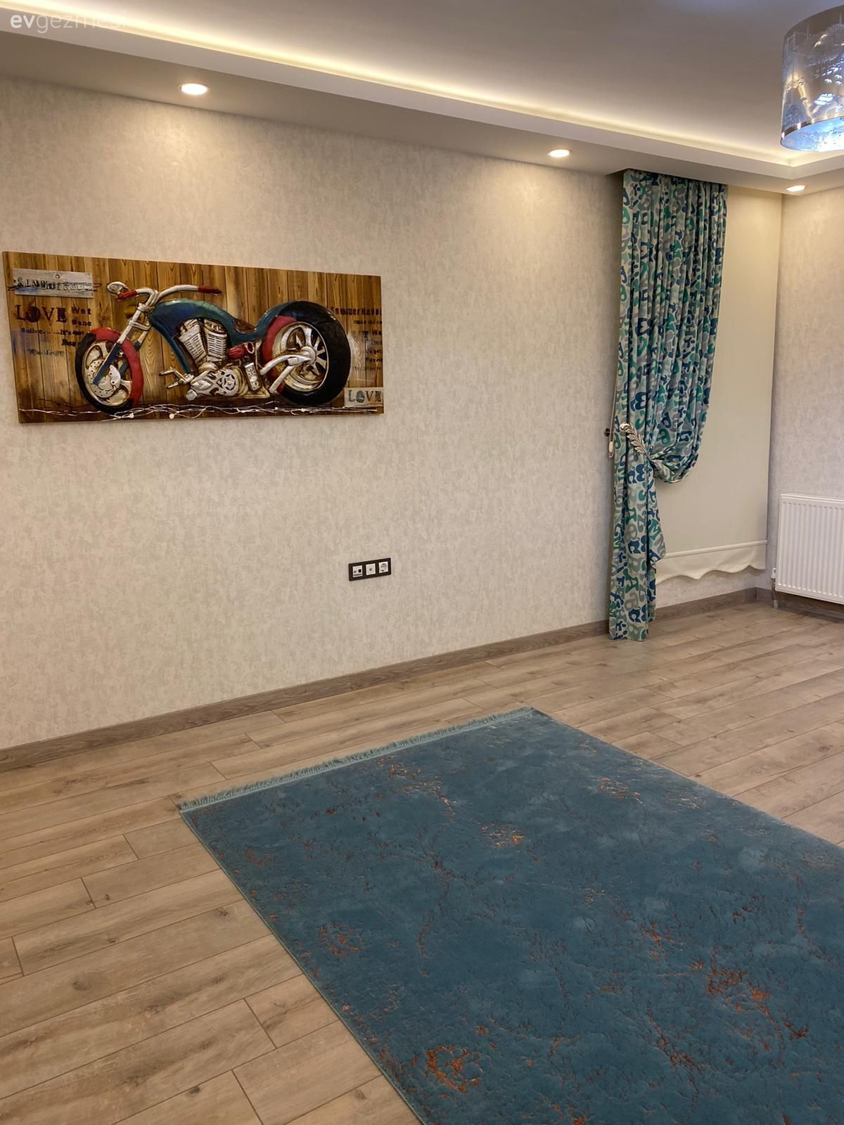 Tablo, Duvar dekorasyonu, Halı, Beyaz, Mavi, Fon perde, Perde, Tül perde, Spot aydınlatma, Aydınlatma