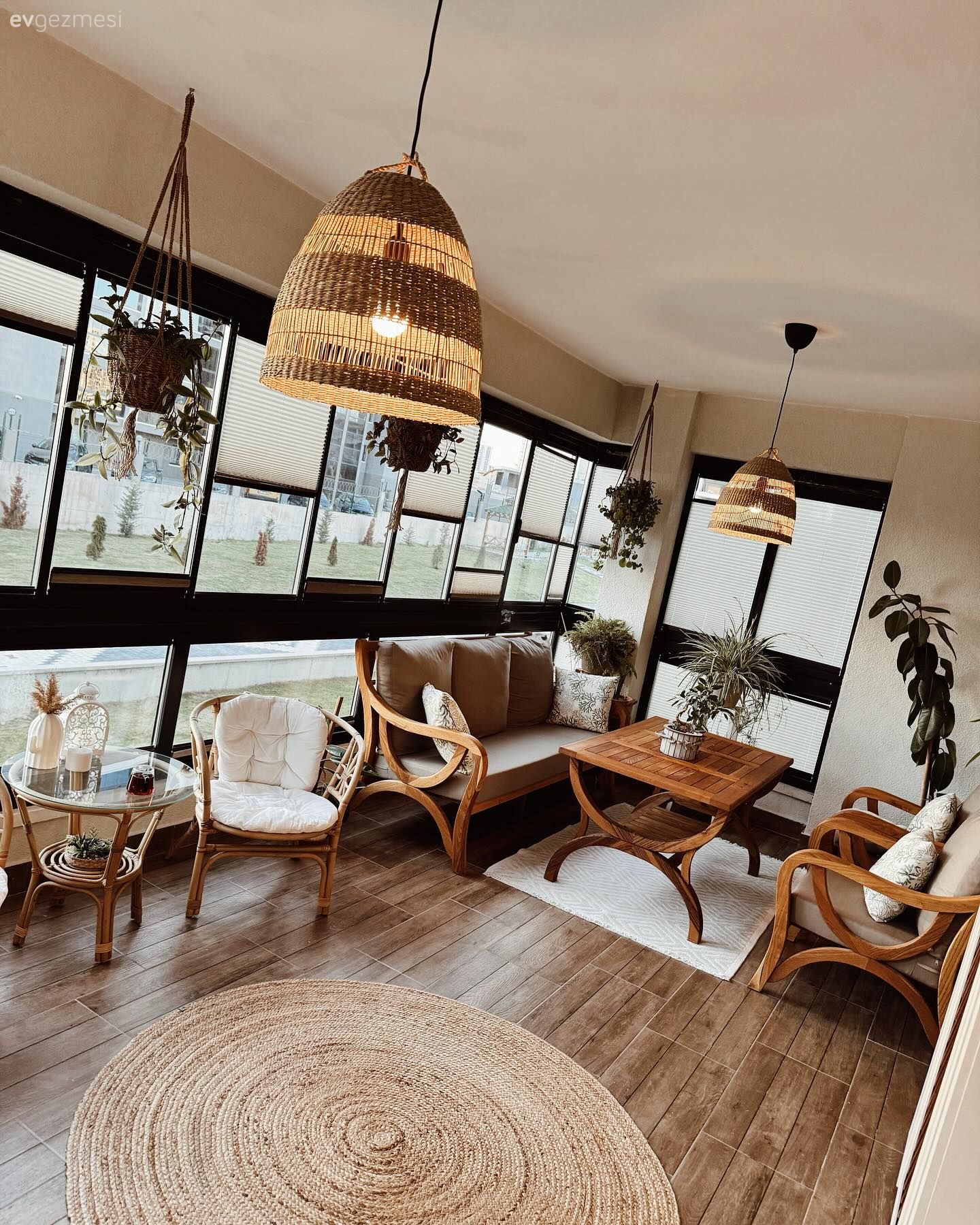 Bu Bohem Balkonda Bir Köşe Yemek Köşesi Diğeri de Sohbet Köşesi!