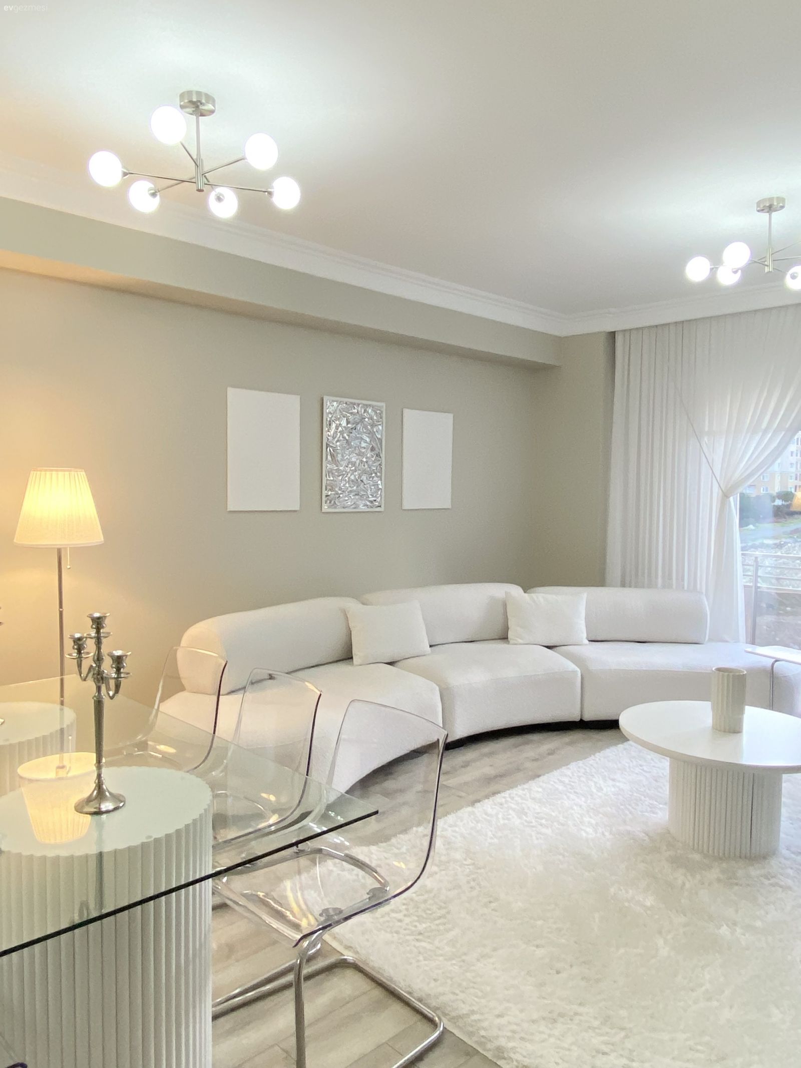 Salon, Modern, Beyaz, Krem, Bej, Köşe koltuk, Koltuk takımı, Kırlent, Ev tekstili, Parke, Halı, Yemek masası, Dekoratif Objeler, Abajur, Aydınlatma