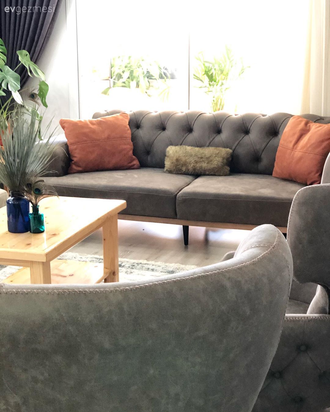 Salon, Gri, Antrasit  , Turuncu, Perde, Tül perde, Parke, Kapitoneli koltuk, Ahşap Mobilya, Yan sehpa, Sehpa, Ev bitkisi, Kırlent, Beyaz, Modern rustik, Duvar rafı, Duvar dekorasyonu, Orta sehpa, Fon perde, Halı, Salon halısı, Avize, Aydınlatma, Salon avizesi