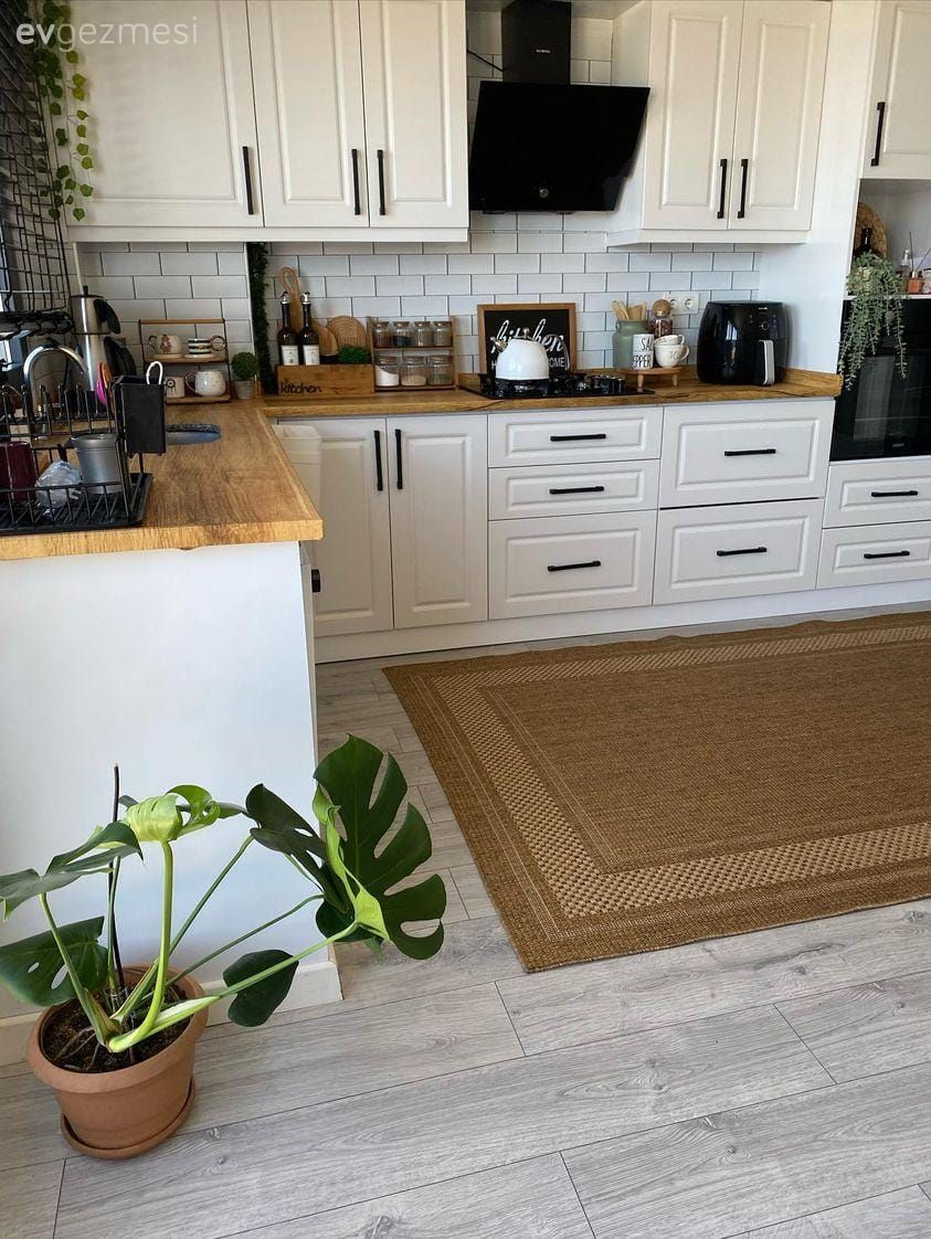 Yapışkan Folyo ile Değişen Bu Mutfak Yeni Halinde Daha Sıcak!