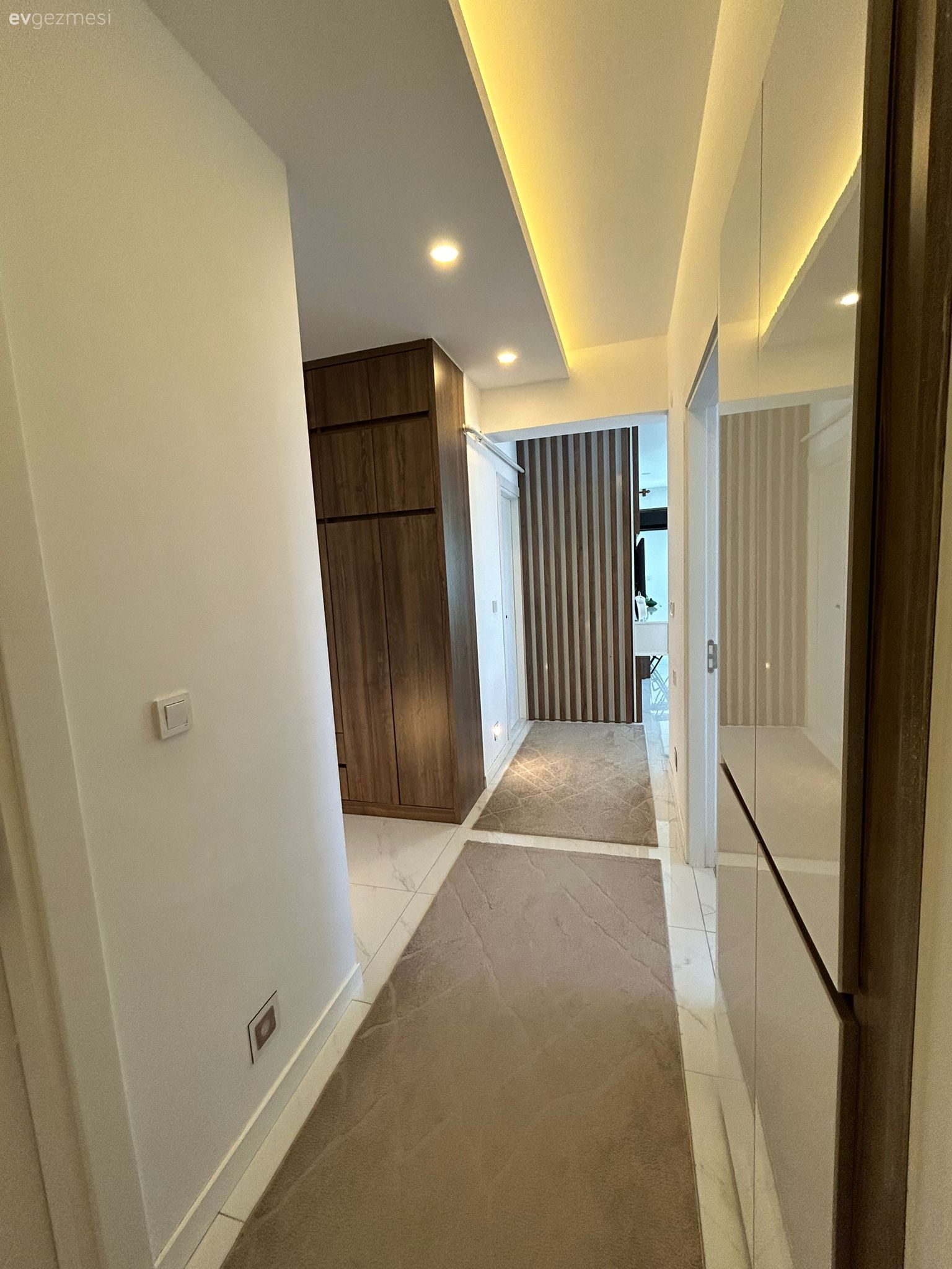 Antre, Beyaz, Ahşap Mobilya, Vestiyer, Yolluk, Halı, Led aydınlatma, Aydınlatma, Spot aydınlatma