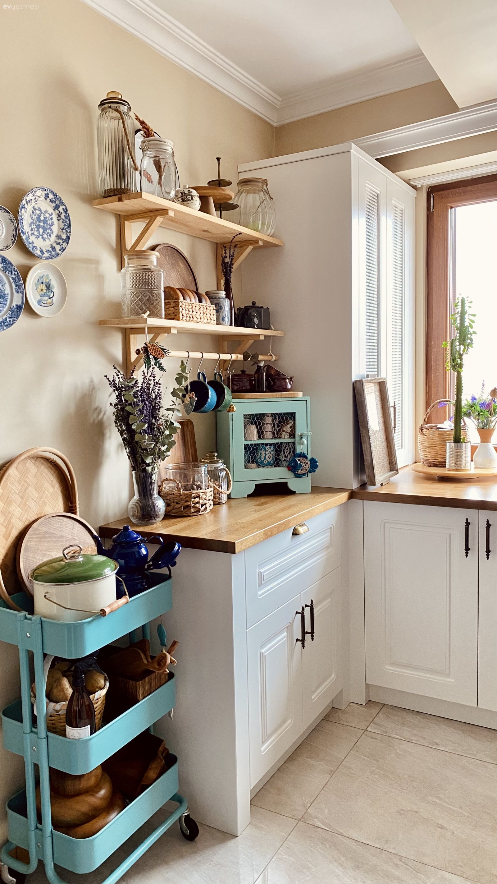 Mutfak, Beyaz, Country, Beyaz ve ahşap mutfak, Shaker kapaklı dolaplar, Ahşap mutfak tezgahı, Mutfak tezgahı, Mutfak aksesuarları, Kahve köşesi, Mutfak rafı, Mutfak duvar dekorasyonu