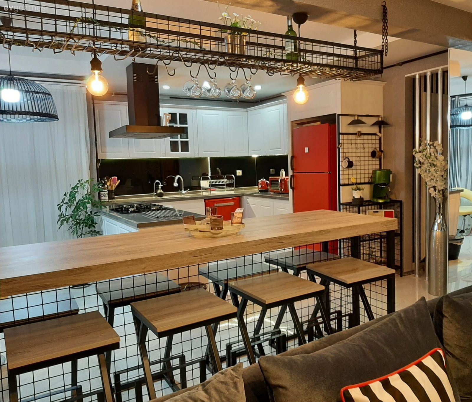 Bar masa & sandalyeleri, Mutfak masası, Mutfak yarım adası, Mutfak, Amerikan Mutfak, Modern, Eklektik, Kırmızı, Beyaz, Siyah, Davlumbaz, Avize, Aydınlatma, Ev bitkisi