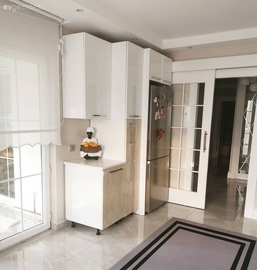 Mutfak, Beyaz, Gri, Siyah, Mutfak tezgahı, Mutfak tezgah arası, Tezgah arası seramik, Mutfak zemin seramikleri, Mutfak halısı, Ekstra mutfak dolabı