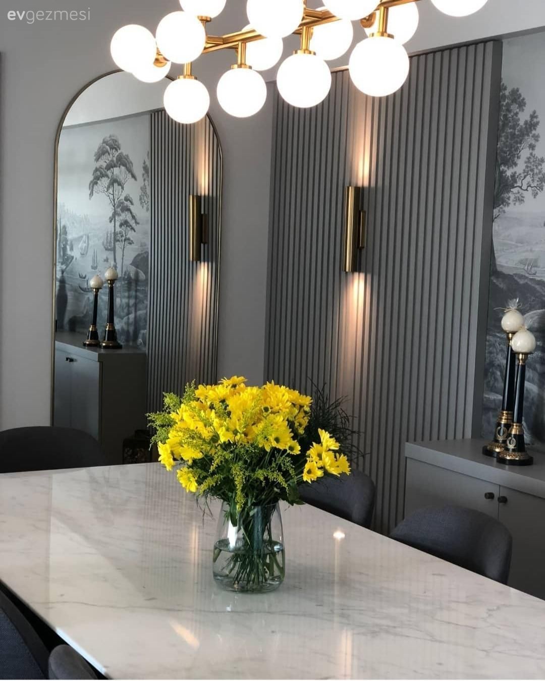 Yemek Odası, Gri, Beyaz, Sandalye, Yemek masası, Vazo, Ev Aksesuar, Ayna, Boy aynası, Konsol, Konsol üzeri dekoratif objeleri, Aplik, Aydınlatma, Şamdan, Avize, Duvar kağıdı, Duvar dekorasyonu