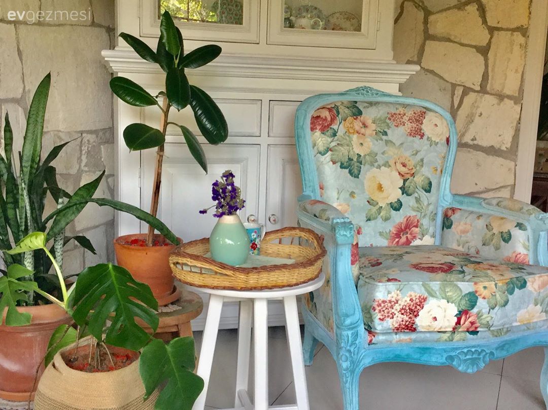 Kış bahçesi, Berjer, Dolap, Beyaz, Mavi, Çiçekli desen, Desenler, Shaker kapaklı dolaplar, Mutfak, Taş duvar, Duvar dekorasyonu, Yuvarlak sehpa, Sehpa, Ev bitkisi