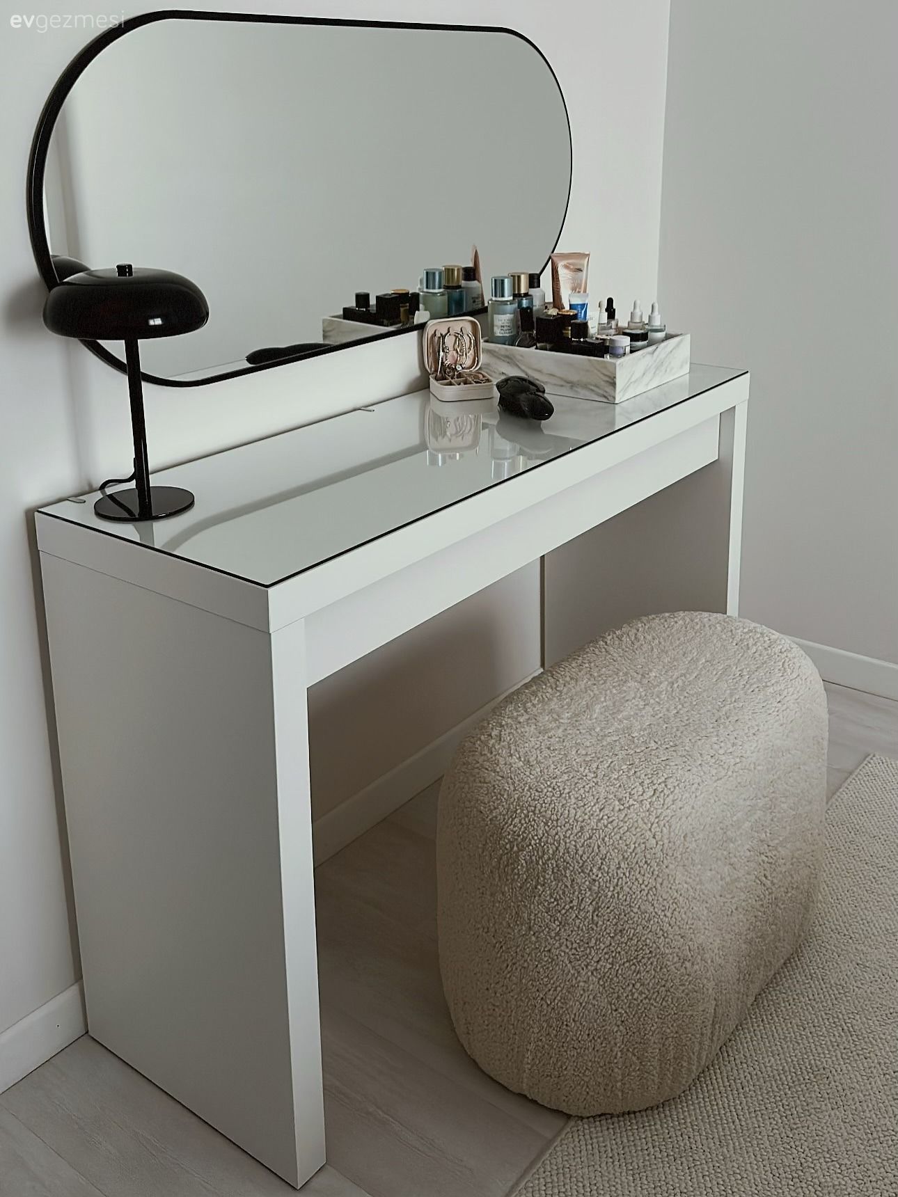 Bu Ankara Evinde Siyah, Beyaz ve Antrasit Uyumu Dekoru Ele Geçirmiş