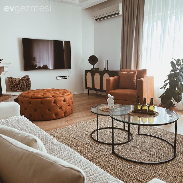 Salon, Bohem Dekorasyon, Turuncu, Beyaz, Siyah, Şömine, Puf, Koltuk takımı, Beyaz koltuk, Orta sehpa, Sehpa, Ev bitkisi, Halı, Tv ünitesi, Tv ünitesi aksesuarları, Ev Aksesuar, Berjer, Konsol, Konsol üzeri dekoratif objeleri, Fon perde, Perde, Jüt halı