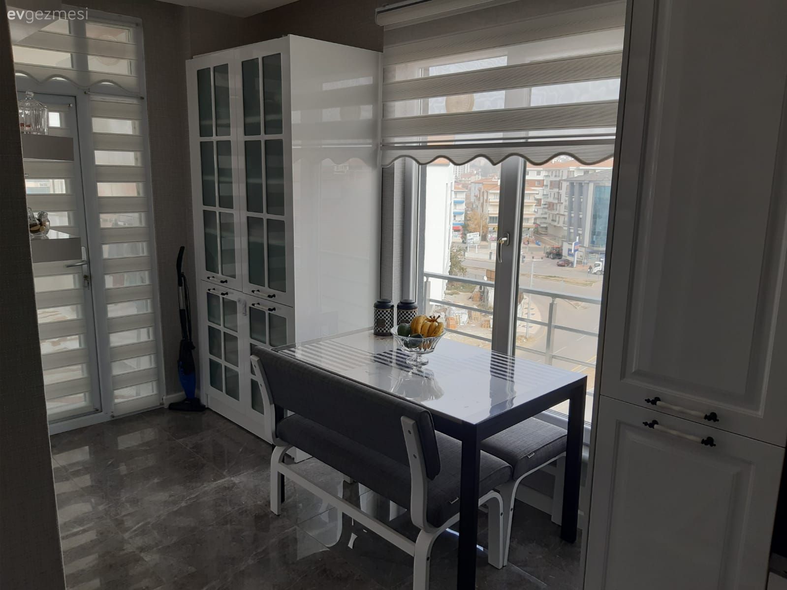 Mutfak masası, Sandalye, Bank, Mutfak perdesi, Zebra Perde, Perde, Ekstra mutfak dolabı, Mutfak, Beyaz, Gri