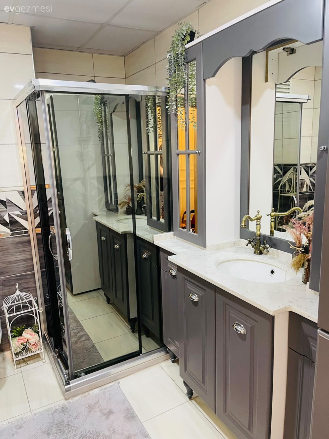 Banyo, Modern banyo, Gri, Beyaz, Banyo dolabı, Banyo aynası, Banyo paspası, Banyo seramikleri, Banyo aksesuarları, Duşakabin, Siyah