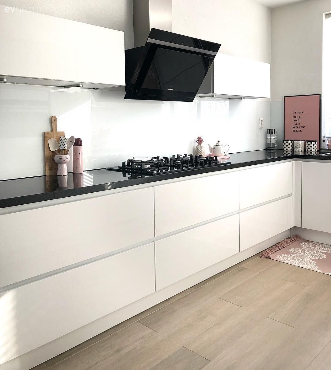 Mutfak, Beyaz mutfak, Mutfak tezgahı, Siyah tezgah, Mutfak tezgah arası, Modern mutfak, Tablo, Duvar dekorasyonu, Davlumbaz, Kulpsuz mutfak dolabı
