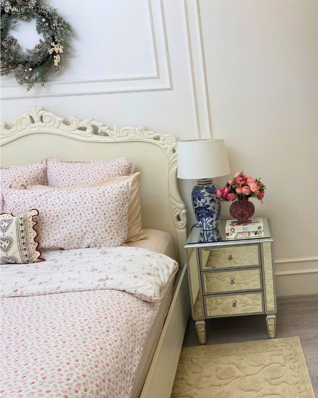 Yatak Odası, Country, Krem, Beyaz, Pudra pembe, Aynalı mobilya, Ayna, Komodin, Abajur, Aydınlatma, Duvar çıtalama